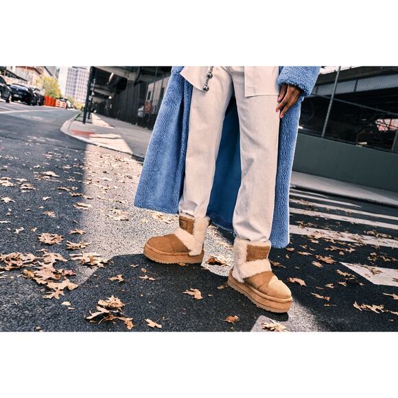 UGG $250 Classic Chillapeak Boots Size US 6 - Picture 7 of 7